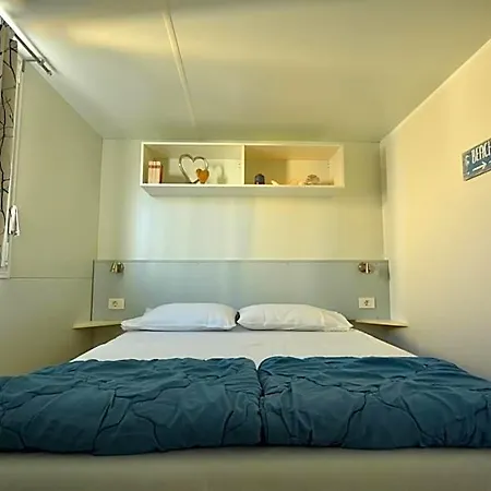 West Coast Mobilhome With Xxl Terrace 호텔