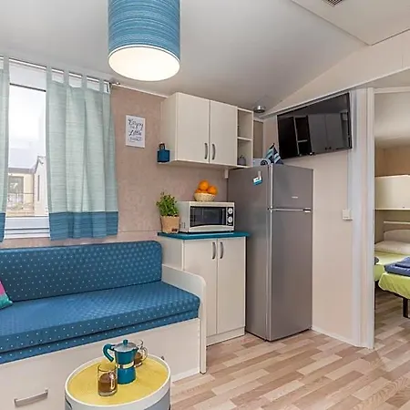 West Coast Mobilhome With Xxl Terrace 호텔 포레치
